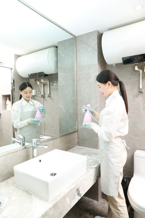 保姆保潔服務，以女性人物攝影圖展現清潔行業的專業與溫情